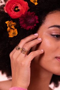 Des bagus aux pierres colorées et des motifs pour un look 100% canon.