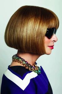 C'est la marque de fabrique d'Anna Wintour ou d'#EmmaStone et elle a été adoptée récemment par #VictoriaBeckham. Intemporelle et versatile, la "bob cut" est sans cesse remise au goût du jour et reste indétrônable sur la planète #Hollywood. #Carré court, long ou plongeant... On n'hésite pas. À vos ciseaux ! #hair #cheveux #coupecourte #carrécourt