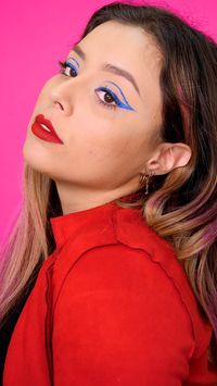 Que el azul sea ese pop de color que necesitas para alegrar tu día. Si a eso le sumas un bello labial rojo... no habrá quien te pare.