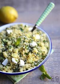 pour 4/6 personnes : 200 g de semoule de couscous (je prends la moyenne) 1 bouquet de persil 1 bouquet de menthe 1 concombre 2 citrons 9 cuillères à soupe d’huile d’olive 1 pincée de sel 1 pincée de poivre 200 g de féta A préparer 1/2 journée à l’avance.