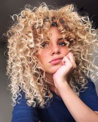Vous êtes nombreuses à nous demander comment réparer des boucles sans forme suite à une coloration chimique ... On vous explique tout ici, pour que vous puissiez varier de couleur de cheveux tout en conservant vos boucles !