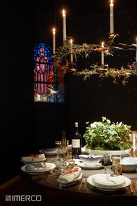 I år er julebordene hos Royal copenhagen dækket af fem kendte danskere, der alle giver sit bud på, hvordan julens borddækning skal se ud i år. Bordet her er dækket af Lis Sørensen, som har dækket sit julebord med stellene Hvid Elements og det velkendte Mågestel. Borddækningen er holdt enkel og klassisk. #royalcopenhagen #julebord #jul #borddækning #skandinaviskjul #nordiskjul #december #inspiration #tablesetting #christmastablesetting