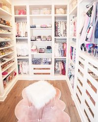 Obsessed with this dream closet!😍Credit to @thenessalee 📸 @lezellistudios Organizatio