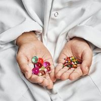 ***Inlägget innehåller reklam genom annonslänkar till Forskarfabriken*** Har du och barnen provat #vattenkulor? Annars är det något ni måste göra. Kulorna kan absorbera otroliga 300 gånger sin egen vikt och växer i kontakt med vatten. Perfekta att göra #experiment med – vad händer exempelvis om du lägger vattenpärlorna i färgat #vatten? Vattenpärlorna vi tipsar om här är giftfria och bryts ner organiskt, alltså blir de inte till mikroplast. Passar en giftfri #förskola och #skola. #pyssel #diy