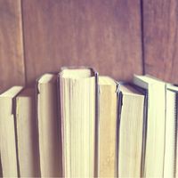 Marre des piles de livres qui s'entassent dans la bibliothèque ? On a repéré sur Pinterest les meilleures idées pour les recycler en nouveaux objets.