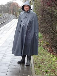 Oh was für ei herrliches Bild Ein Mann in einer Gummi Pelerine. Als homo bin ich begeistert.