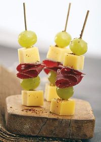 Parfait pour l'apéro, la brochette apéritive avec du fromage et de la charcuterie #charcuterie #jambon #fromage #raisin #brochette #apéro #apéritif #dinatoire #marmiton #recette #cuisine