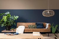 Haal buiten naar binnen met onze kleuren uit de natuur zoals blauwen en groenen, die in balans komen met de Flexa Kleur van het Jaar, Brave Ground™. Deze tinten passen goed bij natuurlijk hout, vintage meubels, elegant keramiek en kamerplanten. Vol bolster en balans weerkaatst deze kleur de samenstelling van de aarde: grond, klei, steen. Zelfs in de stad voel je je hiermee thuis en deel van de natuur. ##flexa #kleurentrends #2021 #wonen #interieur #inspiratie #colour