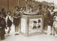 LAS FALLAS (1929-1933) Colilla y su pato banderilla eran dos personajes que el dibujante Muro trataba para los chicos en el periódico el mercantil valenciano. Y aquí aparece en una graciosa fallita infantil de 1933, cuando estas fallas eran verdaderamente realizadas por los niños del barrio.