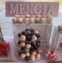 Mesa dulce en tonos rosas.