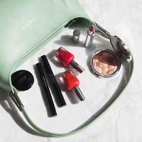 Pour la rentrée, pas question d’adopter des maquillages automnaux tout de suite ! Misez plutôt sur des maquillages lumineux aux couleurs chaudes avec nos essentiels beauté. ✨ Le + : vous pouvez les glisser dans votre sac pour des retouches express tout au long de la journée ! Pour en savoir plus, rendez-vous dans nos salons ou sur shop.camillealbane.com.
