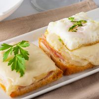 Croque oeuf sur le plat et fromage