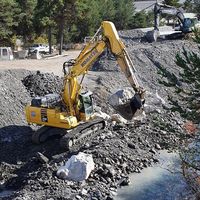Notre pelle sur chenilles Komatsu PC240 à volée variable réalise les berges d’une rivière dans un cadre splendide. 📍Vallée de l’Ubaye