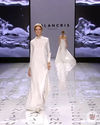 White Backless Shift Wedding Dress / Wedding Gown with Open Back and Long Sleeves. 2020 Bridal Collection “No Fear“. Runway Show by Yolancris.