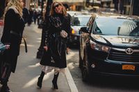 Tendencia charol, pvc tanto en gabardinas, botas, trench y bolsos en la semana de la moda de Nueva York 2018. New York Fashion Week ©Jonathan Daniel Pryce/ @garconjon