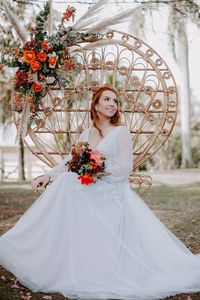 Celebração boho combina azul pastel e laranja vibrante no campo
