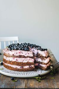 VEGAN CHOCOLATE CAKE WITH BLUEBERRIES | My Berry Forest