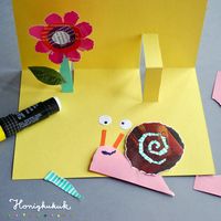 Buntes Papier, Pappe, ausgelesene Magazine, Schere und Klebestift, mehr braucht ihr nicht um einfache Pop-up-Karten zu basteln. Und so geht's: Ihr startet mit einem festen Papier: faltet es eimal in der Mitte zu einer Klappkarte und schneidet es vom Falz aus ein, sodass ihr beim Öffnen der Karte zwei Stufen falten könnt. An diese Stufen klebt ihr aus bunten Schnipseln gestaltete Blumen, Krabbeltierchen oder was immer ihr mögt. #schnipsel #frühlingsgruss #popup #grusskarte #bastelnmitpapier