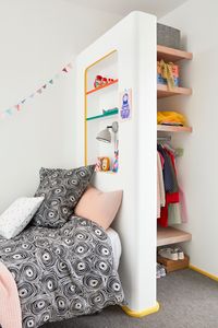 Pour changer de la traditionnelle table de chevet, on incorpore une niche avec étagères dans une tête de lit colorée aux lignes arrondies. Applique, objets fétiches, lectures, tout est à portée de main.