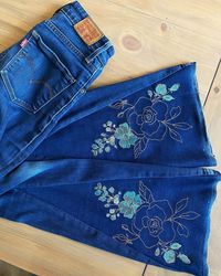 Trish Stitched on Instagram: “My new motto: embroidery on everything✨ Re-worked a pair of secondhand jeans & I’m in love! 💕 . . #machineembroidery #jeansupcycling…”