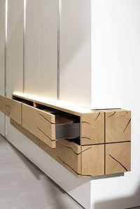 hülsta zeigt mit GENTIS die hohe Kompetenz bei der Verarbeitung von Holz. Die Naturstamm-Möbel sind als 5-Lagen-Vollholzplatte aufgebaut. GENTIS shows the competence of hülsta, to convert wood in a high qualified way.