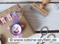 Auf dem Blog findet ihr eine ganz pfiffige Verpackungsidee für Geburtstagsgeschenke oder kleine Mitbringsel. Ganz nachhaltig & umweltfreundlich verpackt & dekoriert. Das Bastelmaterial habt ihr sicher auch zuhause. #Bastelanleitung #Clown #Zeitung #Altpapier #Wasserfarben #Verpackungsliebe #Verpackungsideen #mitliebe #handmade #DIY #Doityourself #kostenlos #Upcyclingidee #Zirkus #Fasching #Kinderfest #kinderparty #ideen #kreativ #Tutorial #DIY #Sabineseyffert #Inselderstille