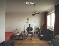 Série de fotos mostra como pessoas diferentes vivem em apartamentos idênticos #apartamento #decoração #sala #quarto