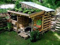 Pallet hut for kids (and they are gardening on the roof as well !)