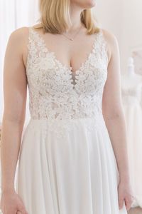 Mit seinem Elisa Spitzenoberteil fließt das wunderschöne Oberteil dezent in den Chiffonrock, welcher fließend zu Boden fällt und verleiht dem Design einen eleganten und sommerlichen Charme. Die klassische A-Linie eignet sich perfekt für deine Hochzeit im Frühling, Sommer oder Herbst. All unsere Brautkleider - auch unser Design Elisa - kannst du in deiner Anprobe bei uns individuell mitgestalten und miteinander kombinieren, so dass du dein ganz persönliches Traumkleid finden kannst.