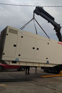 Instalación grupo electrógeno Agresa para SMP Automotive / Inelt. Grúa Marcel Soler. Installation d'un groupe électrogène Agresa pour SMP Automotive / Inelt. Grue Marcel Soler. Installation of Agresa generator set for SMP Automotive / Inelt. Marcel Soler Crane.