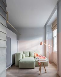 This dual-toned, pastel delight room is giving us major home décor goals. Here’s a quick hack – if you’re using oversized furniture pieces, use light coloured upholstery to make it seem less bulky. Image Courtesy, Eden Locke