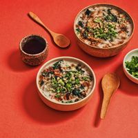 Simple congee serves as the perfect base for the flavors of the iconic Zuppa Toscana soup from Olive Garden. The congee features a comforting base filled with ground pork, kale, garlic, and sliced potato.