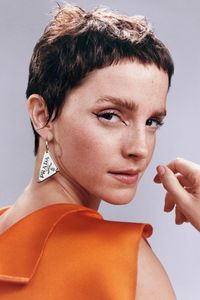 Emma Watson's perfect pixie cut is BACK! 📸 Prada