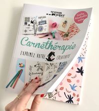 Pour le livre CARNETHÉRAPIE, nous avons prêté nos crayons et confié nos carnets à Marie Venditelli qui vous propose de découvrir toutes les bases de la personnalisation, d'apprendre à mettre en scène vos visuels, de vous lancer dans l'art de l'organisation ou encore d'accessoiriser vos cahiers. Bref, de laisser parler votre créativité !