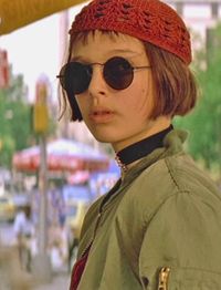 C'est la marque de fabrique d'Anna Wintour ou d'#EmmaStone et elle a été adoptée récemment par #VictoriaBeckham. Intemporelle et versatile, la "bob cut" est sans cesse remise au goût du jour et reste indétrônable sur la planète #Hollywood. #Carré court, long ou plongeant... On n'hésite pas. À vos ciseaux ! #hair #cheveux #coupecourte #carrécourt