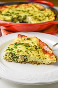 Low FODMAP crustless quiche without the fuss of the crust! An easy, budget-friendly, customizable recipe, and a great way to use leftovers.