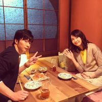 【公式】獣になれない私たち on Instagram: “後1時間🍺 #新垣結衣 #田中圭 #獣になれない私たち #けもなれ”