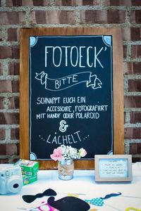 Für Brautpaare ist der Tag der Hochzeit einer der schönsten im Leben. Im Vorfeld steigt von Tag die Tag die Vorfreude und am Tag selber fliegen unzählige Schmetterlinge im Bauch umher. Auch bei der Hof-Hochzeit von Nicolina & Jürgen mit freier Trauung müssen bei den Beiden unzähle Schmetterlinge im Bauch unterwegs gewesen sein, so glücklich …