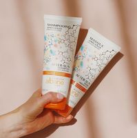 Le soleil, la mer, et le chlore ont tendance à abîmer vos cheveux, à les rendre plus fragiles et plus secs. Protégez efficacement la beauté de votre chevelure avec notre shampooing et notre masque après-soleil, enrichis en fleur de frangipanier et en protéines micronisées. En plus de nettoyer vos cheveux, ces principes actifs vont hydrater votre cuir chevelu tout en laissant vos longueurs douces et brillantes. A découvrir en salon ou sur shop.camillealbane.com.