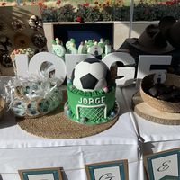 mesa con detalle de tarta fútbol