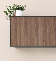 |MATIÈRE|Nos portes en Noyer Naturel sont faîtes à partir d'un placage en bois véritable. Un placage est une feuille de bois, de quelques millimètres, que nous appliquons en tant que revêtement, sur nos portes. Nous orientons les veines du bois dans le sens vertical. Autre aspect important de notre noyer : celui-ci contient des irrégularités, et des motifs, comme vous pouvez le voir sur ces portes. Il a du caractère :) #cuisineikea #ikeahacks #plumkitchen #renovationmaison #renovation #renovatio
