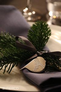 Dæk dit julebord med blå stofservietter og pynt dem med både gran, silkebånd og Georg Jensens smukke julepynt. Hold din borddækning i blå nuancer og brug gerne grene og gran til at pynte i en vase midt på bordet. #jul #blåjul #julebord #borddækning #christmas #bluechristmas #christmastablesetting