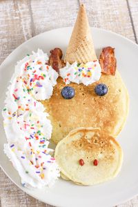 Learn how to make unicorn pancakes with this simple tutorial! A fun idea for the kids any morning of the week! #unicorn #breakfast #recipe