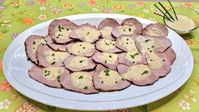 VITELLO TONNATO - BUONISSIMO, SEMPLICE E DELICATO - "Vitello tonnato, una ricetta tipica del Piemonte a base di fettine sottili di vitello e una salsa al tonno simile a una maionese. Un piatto molto semplice e veloce da realizzare, potrà arricchire le nostre tavole per i pranzi della domenica, le nostre cene con ospiti, il menù di Natale, Capodanno e ogni occasione speciale. La versione del vitel tonné che vi presento non è la versione classica ma è una mia variante. A me piace semplificare le..