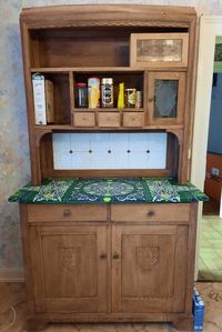 Je suis complètement fan de ce meuble qui a trouvé sa place dans ma cuisine. Il était en très mauvais état et a demandé beaucoup de travail. J'ai utilisé le tissu "dentelle verte" disponible en boutique pour recouvrir le plateau.