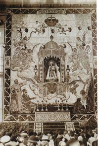 LA VIRGEN DE LOS DESAMPARADOS Al entrar levantado para la misa de infantes con un tapiz de flores, en medio del cual Y en una hornacina se encuentra una imagen de la Virgen de los Desamparados.