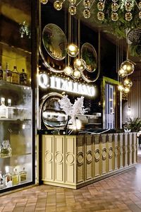 Luxury Bar Design Inspiration. With the contrasting harmony of natural materials and the color of gold and Mediterranean green, which gives a feeling of luxury, the space gains a friendly and attractive appearance. #luxuryrestaurantdesign #restaurantdesign