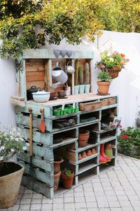 meuble en palette de bois jardin-table-rempotage-rangement-instruments