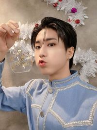 Stray Kids Japan Official on Twitter: "STAY❣ 今年もスキズと一緒にクリスマスを楽しんでいただけましたか?🎄 STAYとの甘くあたたかい1日の締めくくりをしようと、ハンサンタがまたプレゼントを置いていきました🎁💕 🍪STAY Merry Christmas🍪 #StrayKids #スキズ #ハン #HAN https://t.co/NC14JdX6NS" / Twitter