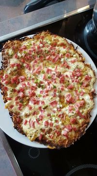 flammkuchen 250g Zucchini raspeln, ruhen lassen und salzen, ausdrücken.. Mit einem 1 ei und 65g Emmentalerraspel verrühren.. ca 15 man in ofen.. 100 g Creme fraiche nach belieben würzen 2 Scheiben Kochschinken 10g lauchzwiebel darauf verteilen, nochmal ca 10 min in den ofen